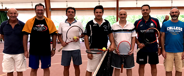 Foto di gruppo per i finalisti e gli arbitri