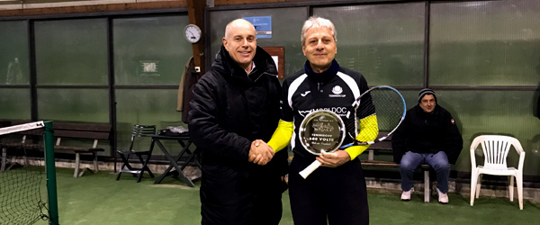 Roberto Trabatti premiato da Alessandro Cantoni per la 100° partita in Tenniscup