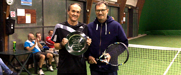 Paolo Vigo festeggia il 100° match in Tenniscup premiato da Gianluca Sala